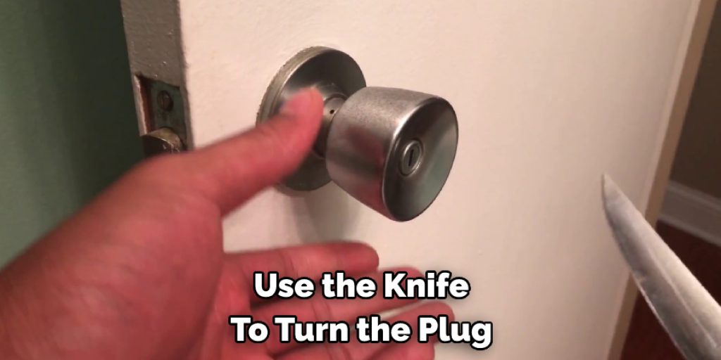  Use the Knife  To Turn the Plug
