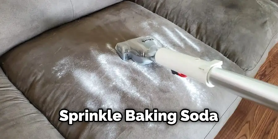 sprinkle baking soda on bed mattress