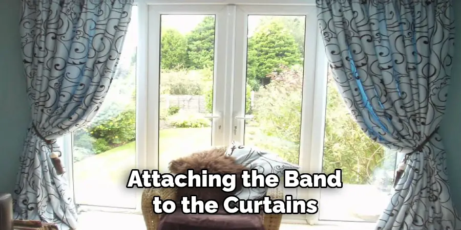  Attaching the Band
 to the Curtains