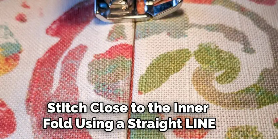 Stitch Close to the Inner
Fold Using a Straight LINE